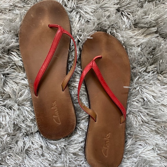 clarks leather flip flops